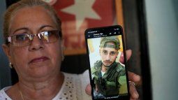 Marilin Vinent muestra una fotografía de su hijo Dannys Castillo con vestimenta militar en un mensaje del 22 de agosto de su hijo, en entrevista en su hogar en La Habana, Cuba, el viernes 8 de septiembre de 2023.&nbsp;