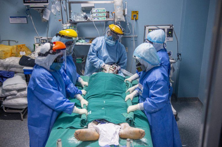 Profesionales de la salud atienden a un paciente de COVID-19 en la Unidad de Cuidados Intensivos del Hospital Alberto Sabogal Sologuren, en Lima, Per, el 11 de diciembre de 2020, en medio de la nueva pandemia de coronavirus.  