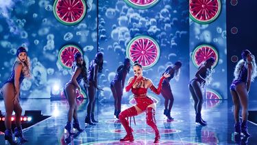 La cantante dominicana Natti Natasha, durante su actuaci&oacute;n en Premios Juventud 2020.&nbsp;