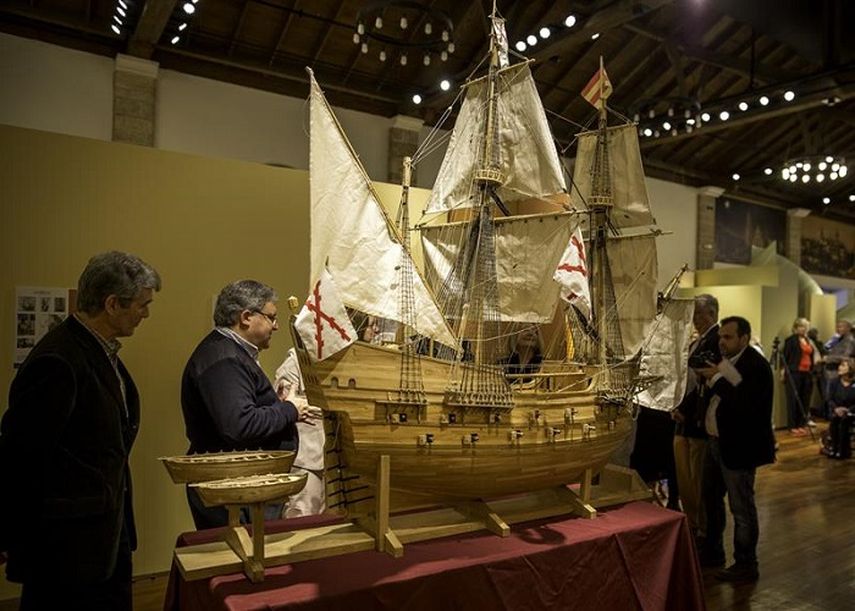 Personas observando una réplica a escala del San Pelayo, el galeón en el cual el explorador español Pedro Menéndez de Avilés llegó a Florida en 1565 y fundó la ciudad de San Agustín, la más antigua de Estados Unidos. (EFE0