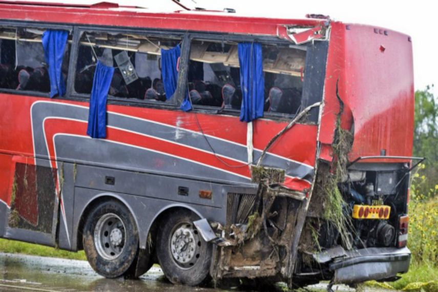 El conductor del autobús perdió el control del vehículo mientras viajaba dirección norte por la ruta 83 de Estados Unidos (Laredo Morning Times)