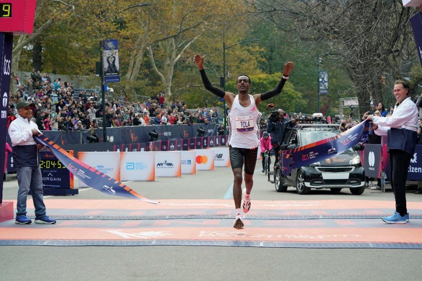 Tamirat Tola de Etiopía celebra haber ganado la 52.ª edición del maratón de la ciudad de Nueva York el 5 de noviembre de 2023. &nbsp;