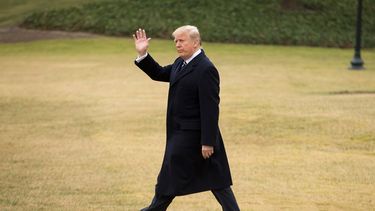 El presidente Donald&nbsp;Trump saluda mientras se dirige al Marine One, en la Casa Blanca.