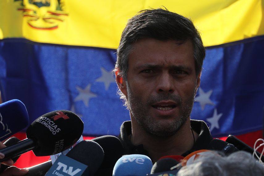 El líder opositor&nbsp;Leopoldo&nbsp;López habla ante los medios este jueves, en la residencia del embajador español en Venezuela, Jesús Silva, en Caracas (Venezuela).