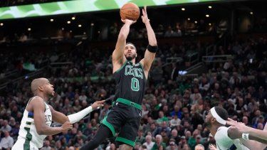 El alero de los Celtics de Boston Jayson Tatum lanza el balón frente al alero de los Bucks de Milwaukee Khris Middleton en el encuentro de la NBA del miércoles 20 de marzo del 2024.