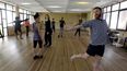 El bailarín, coreógrafo y diseñador británico, Theo Clinkard. (EFE)