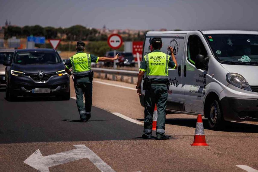 Dos agentes de la Guardia Civil durante un control en la autovía A-5, en la primera operación salida del verano de 2022, en Madrid (España).