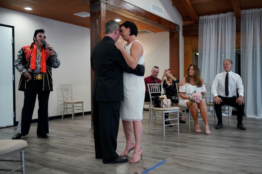 Una pareja se casa en Las Vegas, pero con medidas higi&eacute;nicas contra el coronavirus, el 12 de mayo del 2020.&nbsp;