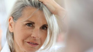 Es mejor lavar el cabello gris con shampooes especiales para que no aparezca un tono amarillento.