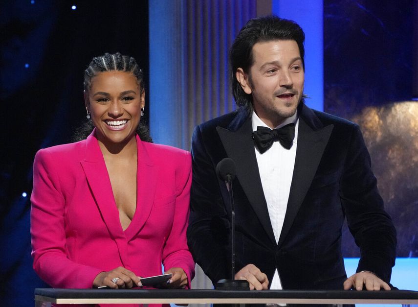 Ariana DeBose y Diego Luna presentan el premio de mejor actriz en una serie de drama, uno de los momentos más memorables en la 29a entrega anual de los Premios del Sindicato de Actores de la Pantalla el domingo 26 de febrero de 2023, en el hotel Fairmont Century Plaza en Los Ángeles.