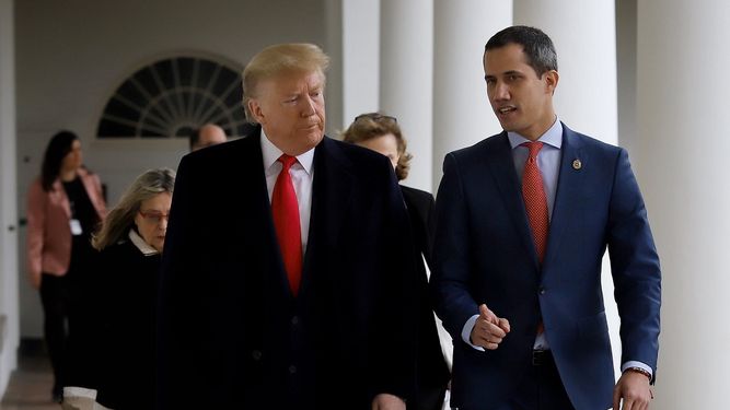 El presidente Donald Trump camina por los pasillos de la Casa Blanca tras recibir en el parqueo al presidente encargado de Venezuela Juan Guaidó.&nbsp;