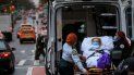 Una paciente es trasladada fuera del Hospital Tisch en Nueva York el 13 de noviembre de 2020. Una paciente es trasladada fuera del Hospital Tisch en Nueva York el 13 de noviembre de 2020.