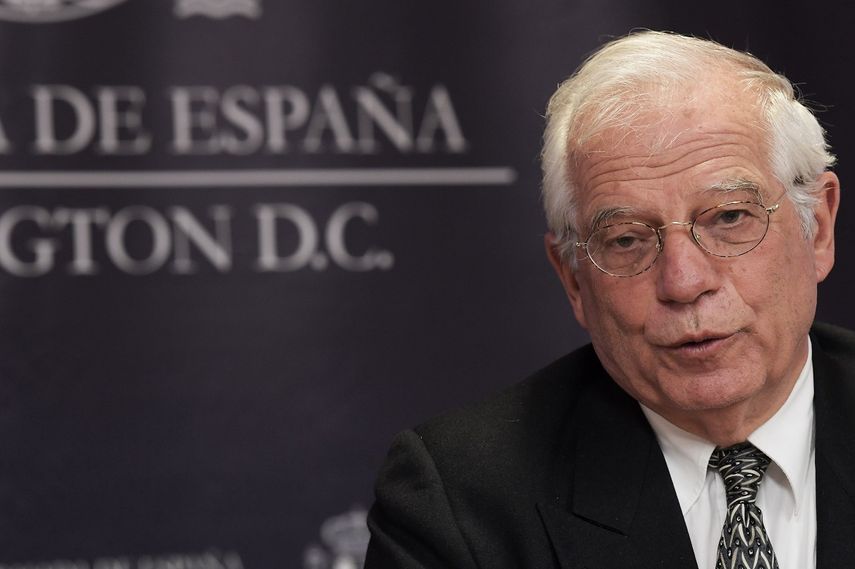 El ministro de Asuntos Exteriores de España, Josep Borrell, habla en rueda de prensa en la embajada de España en Washington, EEUU.