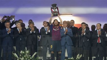 Gerard Piqué anotó el primer tanto del Barcelona, que tuvo que remontar y aguantar para alzar el título.
