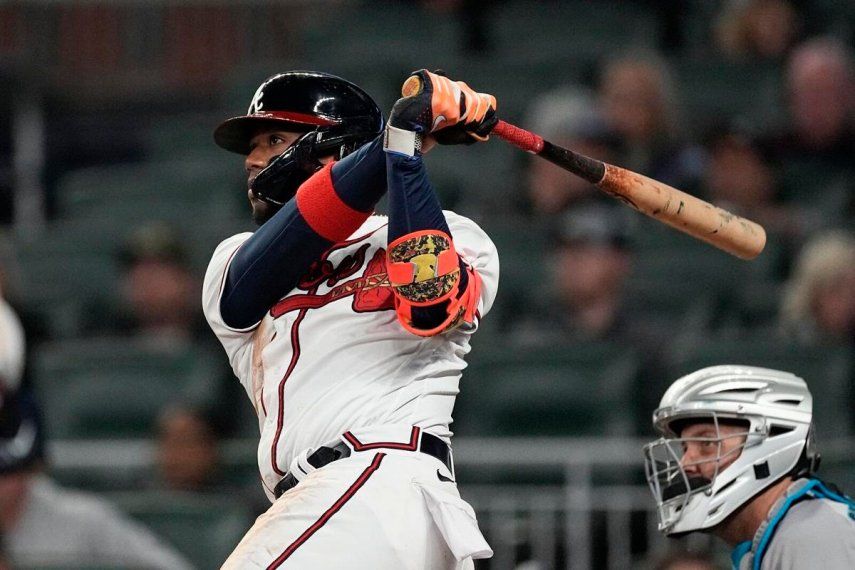 El jugador venezolano de los Bravos de Atlanta, Ronald Acuña Jr., hace swing durante un juego contra los Marlins de Miami, el 26 de abril de 2023.