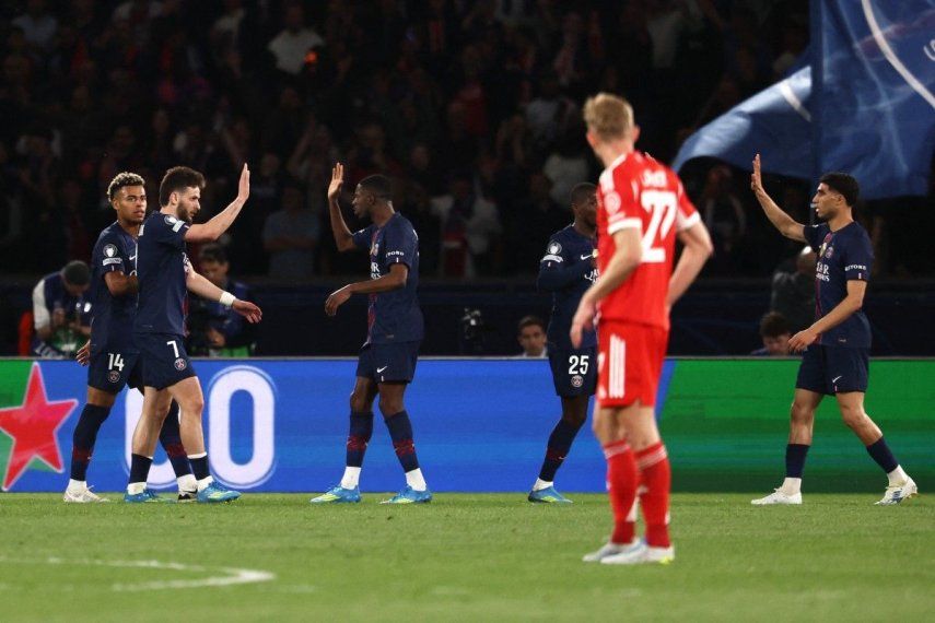 El delantero georgiano del Paris Saint-Germain, Khvicha Kvaratskhelia (2.º por la izquierda), celebra con el delantero francés del Paris Saint-Germain, Ousmane Dembélé (3.º por la izquierda), tras marcar el cuarto gol de su equipo durante el partido de ida de las semifinales de la Liga de Campeones de la UEFA entre el Paris Saint-Germain (PSG) y el Bayern de Múnich en el Parque de los Príncipes de París, el 28 de abril de 2026.&nbsp;