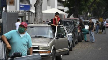 Conductores esperan horas para cargar gasolina en una estación de la petrolera estatal PDVSA en Caracas, Venezuela, el lunes 25 de mayo de 2020.&nbsp;