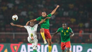 El Fardou Ben Nabouhane (izquierda) de Comoros va por el balón junto a JC Castelletto de Camerún durante el partido de octavos de final de la Copa Africana de Naciones