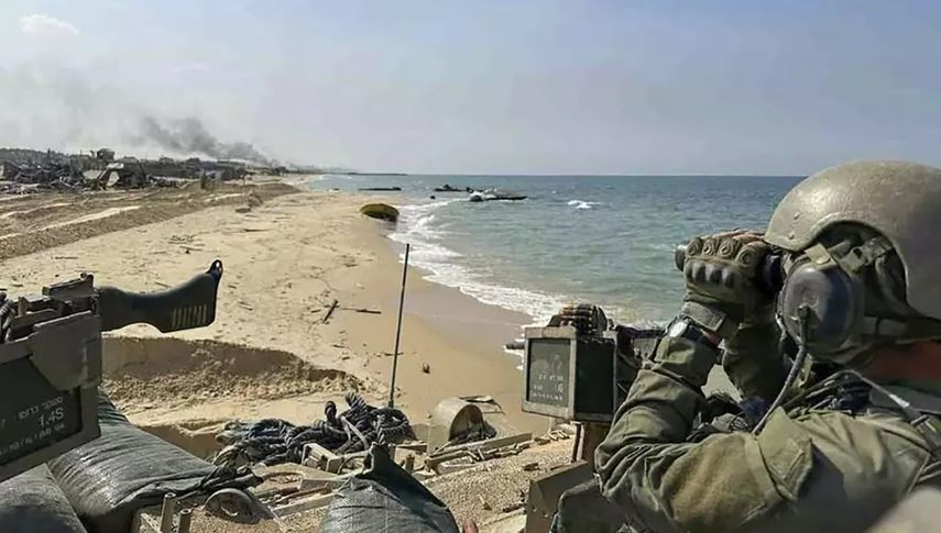 En esta fotografía, publicada por el ejército israelí, se muestra la entrada de tanques a la Franja de Gaza.