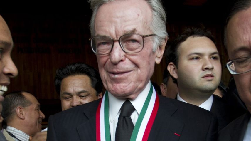 Fue en 1950 cuando se inició en la televisión, la faceta por la que será más recordado, al asumir la producción y la dirección del primer noticiero en la pequeña pantalla de México