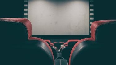 Club de cine permite ver películas a público con vista limitada.