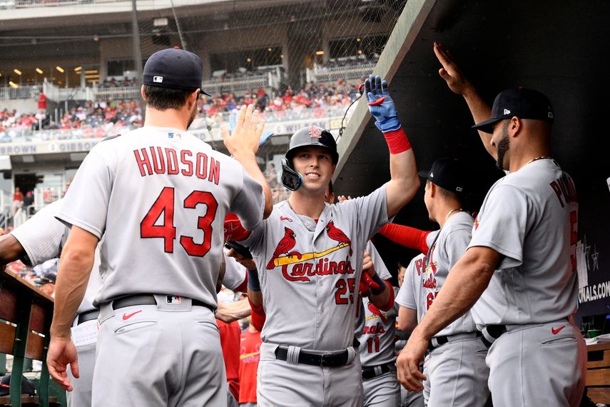 Corey Dickerson, centro, festeja con sus compañeros de los Cardenales de San Luis tras pegar un jonrón ante los Nacionales de Washington, el domingo 31 de julio de 2022, en Washington, durante un juego de MLB