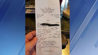 A la cuenta de la comida, por 61 dólares, la clienta agregó los 900 dólares de la propina.