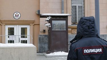 Un agente de Policía ruso vigila la entrada de la embajada de EEUU en Moscú a propósito de las acusaciones estadounidenses de injerencia rusa en las elecciones presidenciales de 2016.