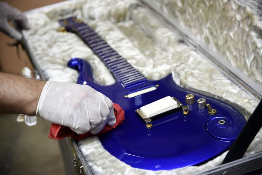 En esta foto del seis de mayo del 2020, la guitarra Blue Angel Cloud 2 hecha especialmente para Prince, es pulida antes de una subasta en Beverly Hills, California.&nbsp;