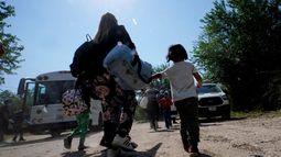 Una familia de migrantes venezolanos se entrega a la Patrulla Fronteriza tras cruzar la frontera entre México y EEUU en Del Río (Texas) el 16 de junio del 2021.