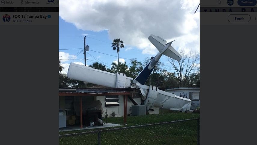 Foto de la avioneta que se estrelló sobre una vivienda en&nbsp;Winter Haven, Florida, publicada en la cuenta de Twitter del canal de noticias Fox 13 News.
