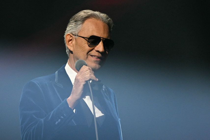 El tenor clásico italiano Andrea Bocelli se presenta en el escenario durante el sorteo de la Copa Mundial de Fútbol de la FIFA 2026 que se celebrará en Estados Unidos, Canadá y México, en el Kennedy Center, en Washington, DC, el 5 de diciembre de 2025.&nbsp;