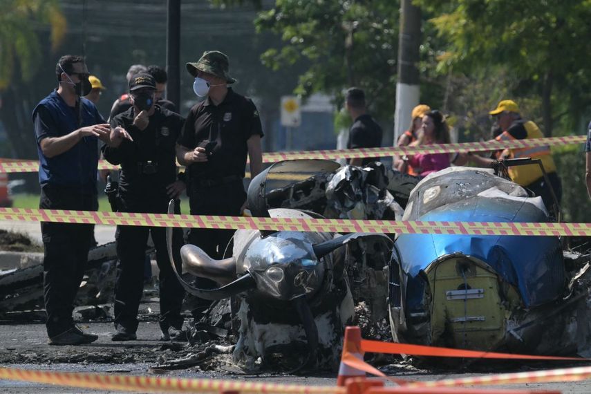 Investigadores de la policía trabajan en el lugar de un accidente aéreo en Sao Paulo, Brasil, el 7 de febrero de 2025. Un avión se estrelló en una importante avenida de la ciudad brasileña de Sao Paulo el viernes y explotó después de chocar contra un autobús, dejando dos muertos y seis heridos, dijeron las autoridades.&nbsp;