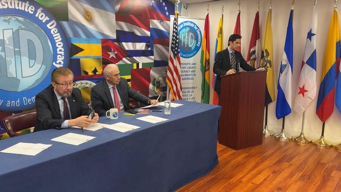 El foro incluyó el análisis acerca del papel de las fuerzas armadas, la economía, la educación, la trata de personas, la crisis de los derechos humanos, la depresión del Banco Central, la salud, el medioambiente, el gas y la energía y la justicia en el país.