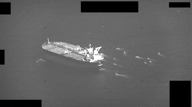 Esta captura de pantalla de un video de la Marina de los EE. UU. muestra embarcaciones de ataque rápido de la Armada del Cuerpo de la Guardia Revolucionaria Islámica de Irán invadiendo el petrolero con bandera panameña Niovi mientras transita por el Estrecho de Ormuz el 3 de mayo de 2023.