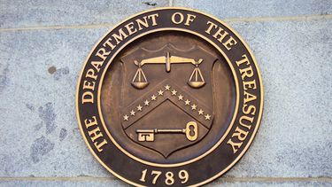 Vista del sello del Departamento del Tesoro de los EEUU en una de las paredes del edificio sede en Washington.