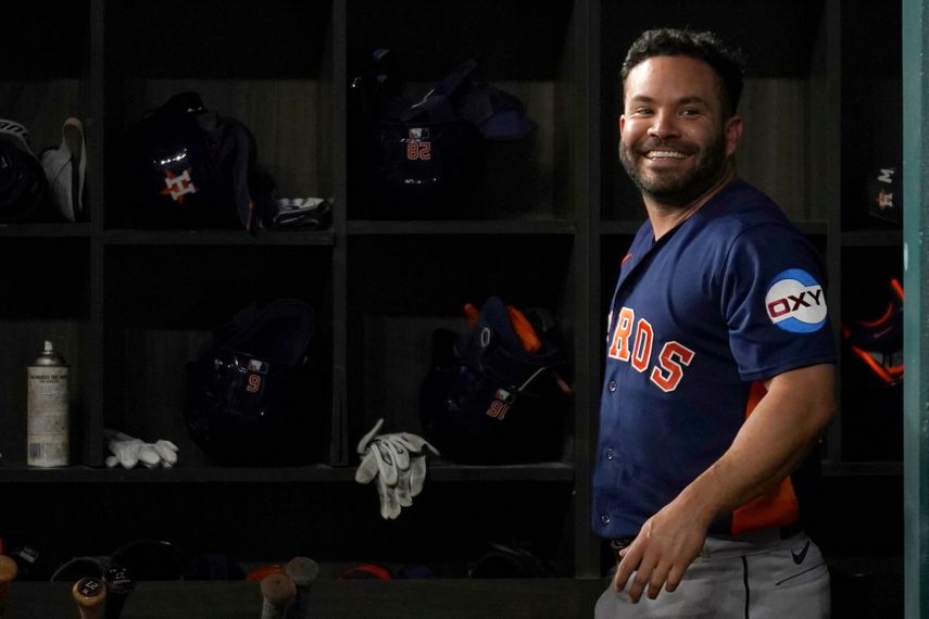 El venezolano José Altuve, de los Astros de Houston, sonríe luego de conectar un jonrón ante los Rangers de Texas, el martes 5 de septiembre de 2023