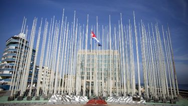 “Tendremos que esperar al 14 de agosto, cuando el secretario de Estado, John Kerry, reinaugurará oficialmente la embajada, indican los habaneros.