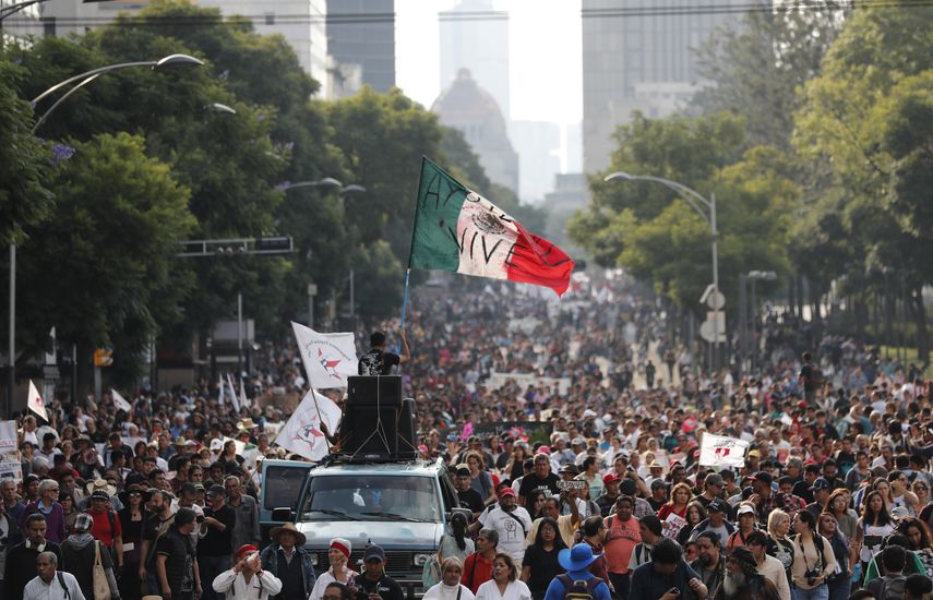 Manifestantes marchan con familiares de los 43 estudiantes desaparecidos en una protesta que marca el quinto aniversario de la desaparici&oacute;n de los j&oacute;venes en Ciudad de M&eacute;xico el jueves 26 de septiembre de 2019.&nbsp;