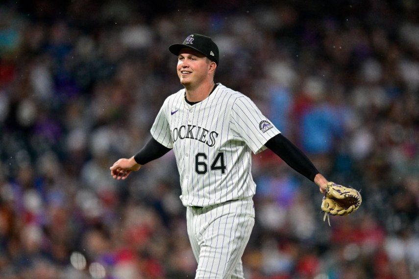 El lanzador Bradley Blalock, en ese momento de los Rockies de Colorado, camina de regreso al dugout durante un juego, el 22 de julio de 2025.