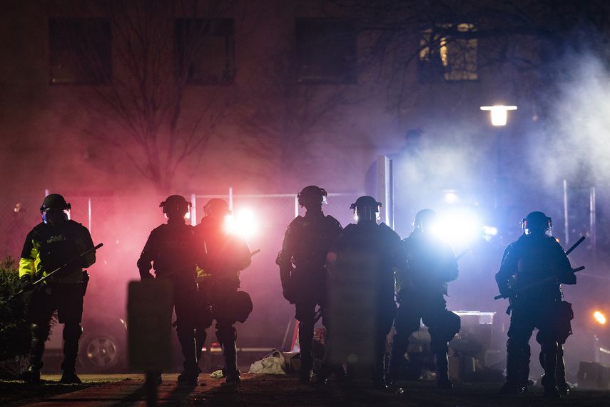 En esta foto del 14 de abril del 2021, policías despejan un área de manifestantes durante una protesta por la muerte a tiros de Daunte Wright en una parada de tráfico, en las afueras del departamento de policía de Brooklyn Center, Minnesota.&nbsp;