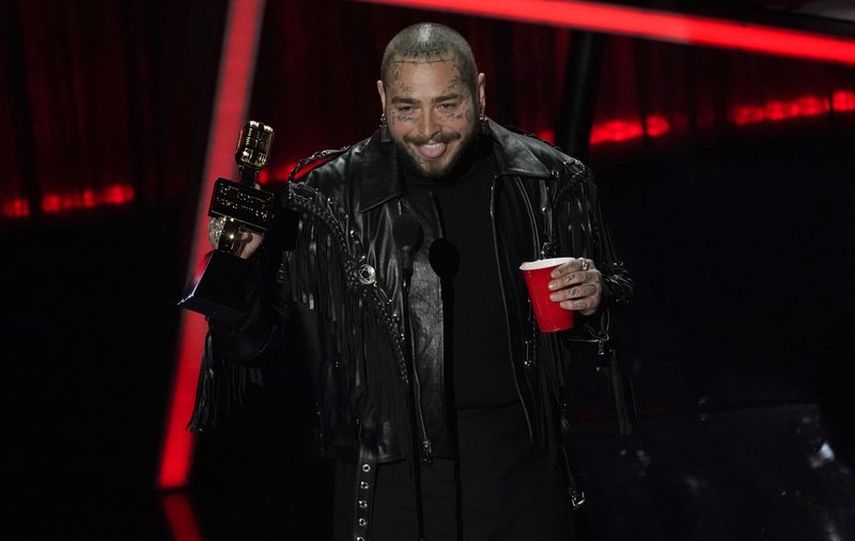 Post Malone acepta el premio al mejor artista en los Billboard Music Awards el miércoles 14 de octubre de 2020 en el Dolby Theatre de Los Ángeles.