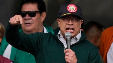 El presidente colombiano Gustavo Petro se dirige a la gente en la marcha del Día Internacional de los Trabajadores en Bogotá, Colombia, el miércoles 1 de mayo de 2024.&nbsp;