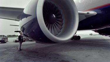 Un inspector observa un motor de un Boeing 777.