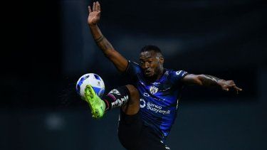 El jugador ecuatoriano Pedro Perlaza controla el balón durante un partido de la Copa Libertadores, el 25 de mayo de 2022.