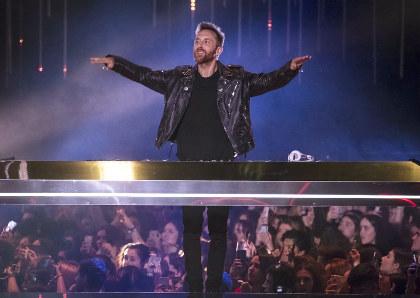 En esta foto del cuatro de noviembre del 2018, el DJ David Guetta act&uacute;a durante la ceremonia de los MTV Europe Music Awards en Bilbao, Espa&ntilde;a.&nbsp;