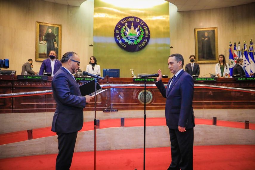 El presidente de la Asamblea Nacional de El Salvador juramenta al nuevo Fiscal Rodolfo Delgado. &nbsp;