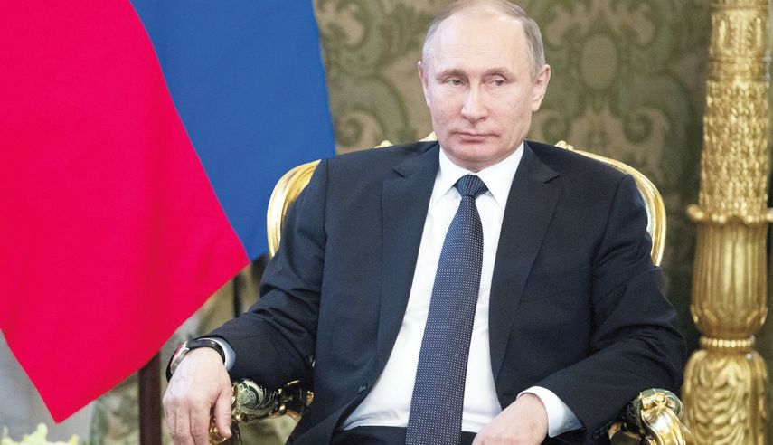 Su rostro, que llena las oficinas gubernamentales, primeras planas de los diarios y noticieros del país, en vez de envejecer, con los años rejuvenece