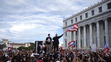 Los artistas&nbsp;boricuas&nbsp;&ldquo;Residente&rdquo; y &ldquo;Bad Bunny&rdquo; avivan a una multitud frente al capitolio puertorrique&ntilde;o previo a una manifestaci&oacute;n que pide la renuncia del gobernador Ricardo Rosell&oacute;, en San Juan, Puerto Rico, el mi&eacute;rcoles 17 de julio de 2019.