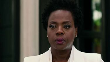 Widows definitivamente cumple con un elenco multirracial del que Davis es la columna vertebral.